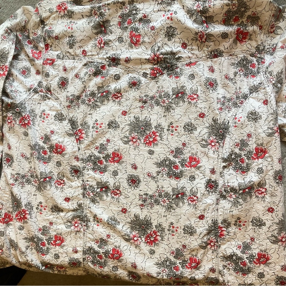 Back in the Saddle Western Pearl Snap Shirt in Red & Grey Floral & Silver Thread - Picture 11 of 12